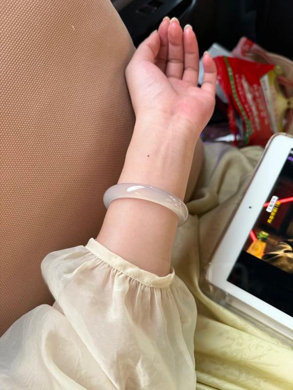 Vòng tay bạch nguyệt quang - đá Chalcedony tự nhiên