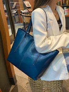 ヴィンテージの大判牛革トートバッグ。内部の仕切りなしで、ノートパソコンや衣類・洗面用品を収納できます。通勤、出張、ショートトリップ、ショッピングに特に適しています。