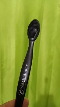 Product Review of TERATU BEAUTY Lip Scrub Stick Silicone Brush (Scrub Bibir Kering Praktis Reuseable dan Tahan Lama) from J**h 0