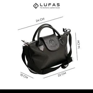 Tas persit kck model ni terbaru bergaya simple dengan warna hitam yang elegan dilengkapi tali panjang jadi tas ini cocok untuk di sandang maupun di jinjing ..terbuat