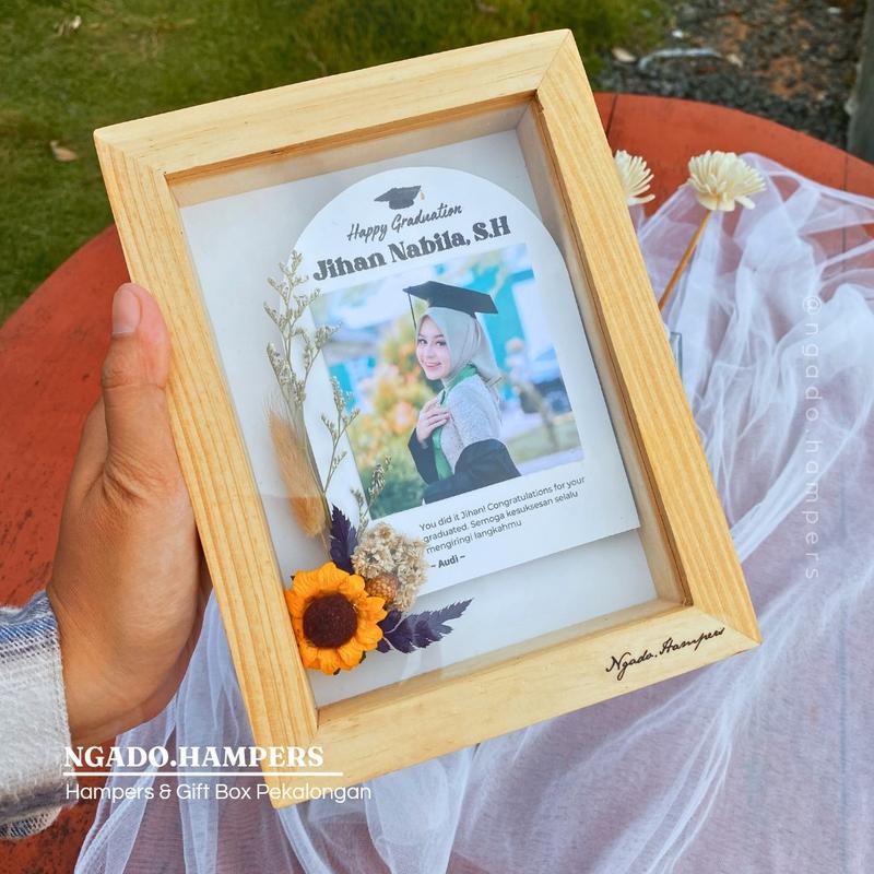 Kado Gift Wisuda Graduation Cewek Cowok Bingkai Kayu 3D Custom Foto Lucu Unik Aesthetic 3