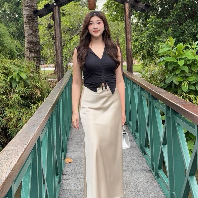 chân váy lụa dáng dài xẻ tà , chất vải lụa vân gỗ dày dặn mềm mại mượt mà rũ , phom đuôi cá nhẹ . có bigsize (1 lớp ) Nữ Women
