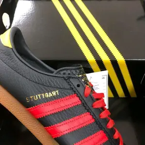 Sepatu Stuttgart Hitam Merah dengan Garis merah dan Tali Merah untuk Gaya Sporty Anda
