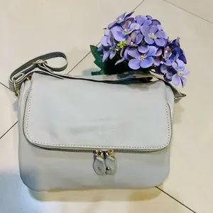 Tas Slempang Wanita , Tas Slempang Wanita Model Tutup Sleting Papairut Terbaru  , Kualitas  Kulit Sapi Asli , Aksesoris Yang Terbaik Selempang