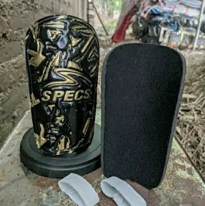 Deker Sepak Bola Embos Shin Guard Sepasang