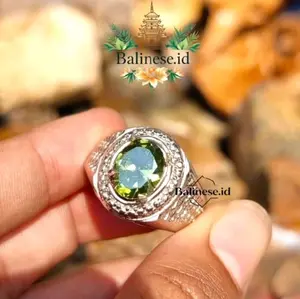 Cincin batu akik hijau peridot Green peridot Cutting permata natural motif Ring titanium