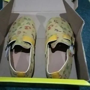 BOMBBEAR YN-DDT3301 Sepatu Sekolah Anak Dengan Fashion Sepatu Slip-on Strap Velcro Bahan Canvas Premium, Kualitas Nyaman Lentur Ringan Desain Ergonomis untuk Aktivitas Aktif Si Kecil! warna Kuning dan Pink dengan size 26-37 kids