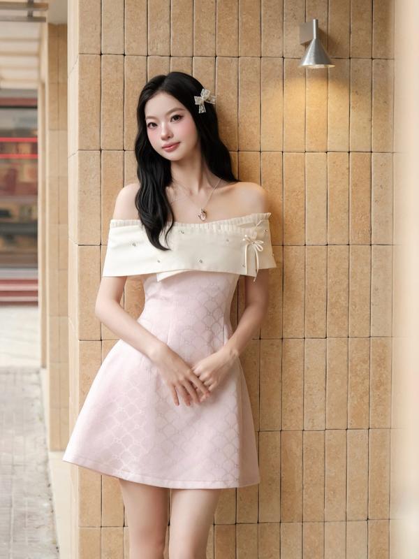 ZAMYSHOP - Váy thiết kế gấm xích trễ vai đính nơ, phần trễ vai xử lí thủ công mới lạ, thân chiết eo tôn dáng