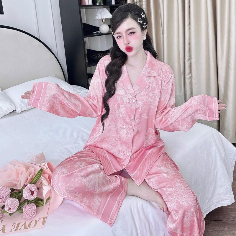 Đồ bộ pijama lụa latin cổ vest nút bọc vải in hoạ rừng màu hồng baby sang trong có bigsize đến 90kg