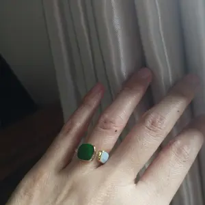 Cincin Zamrud Wanita Gaya Dingin Desain Ceruk Cincin Terbuka Mewah Ringan yang Dapat Disesuaikan