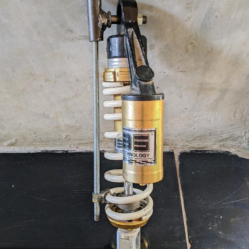 TREKER SHOCK BELAKANG ALAT BUKA PER SHOCK BELAKANG 1