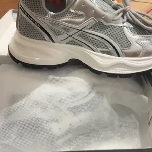 【STOCK SALE】CANIKOREA Winter Sepatu Sneakers Wanita Casual Sepatu Aestetic Outdoor Sneakers Korean Style Olahraga Sport Shoes y2k Silver K9256