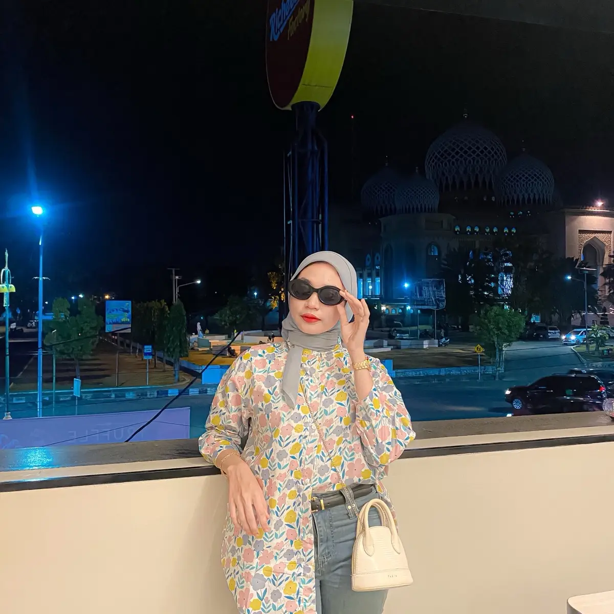 Blouse Zanica bunga kecil putih