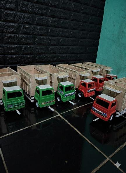 Truk Miniatur truk plastik , bak triplek modifikasi Herex, bisa oleng Truk Miniatur truk plastik , bak triplek modifikasi Herex, bisa oleng