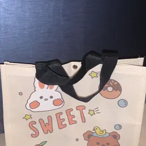 Tas Bekal Beruang Lokal Bahan Semi Kanvas 23 x 25 x 13 / Totebag Imut Serbaguna / Tas Bekal Viral