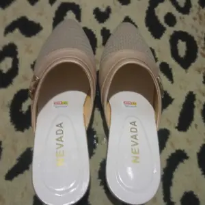 Sandal Slop Wanita SR 01 Bahan Claris Dop Elegan Minimalis Outsole Nonslip Tampilan Cantik Versatile untuk Kantoran dan Santai Terbaru