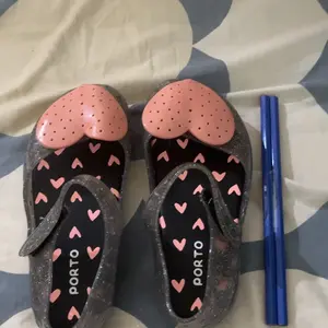 Porto Kids POLY - Sepatu Mary Jane Anak Perempuan Nyaman & Empuk Material Ruber Jelly Shoes Desain Menarik Cocok untuk Aktivitas Sehari-hari