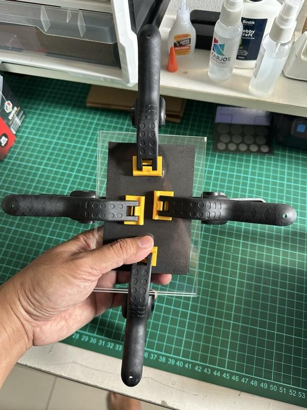 Card Press Tools ini dirancang khusus untuk kolektor Pokémon TCG & Trading Card yang ingin merapikan kartu dengan cara aman, stabil, dan terkontrol.