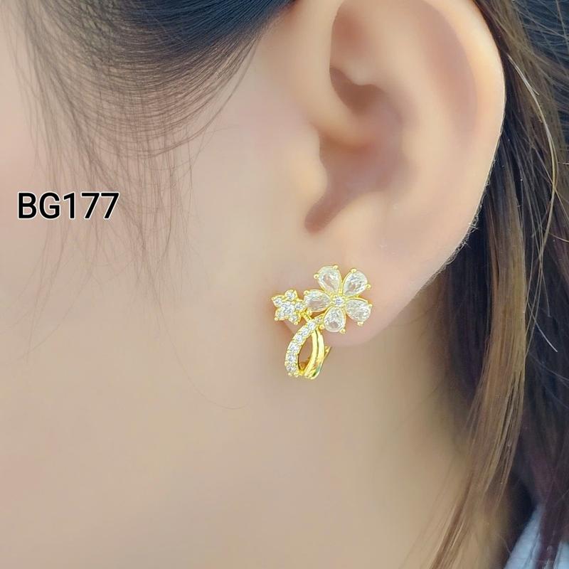 Hoa tai Titan đính full đá hoa sứ 5 cánh xi vàng không đen dễ phối đồ khóa bật