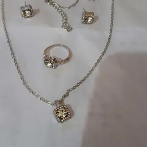 Satu set elegan dan mewah berisi 3 buah perhiasan, terdiri dari kalung, anting, dan cincin bertabur berlian dan zirkon.