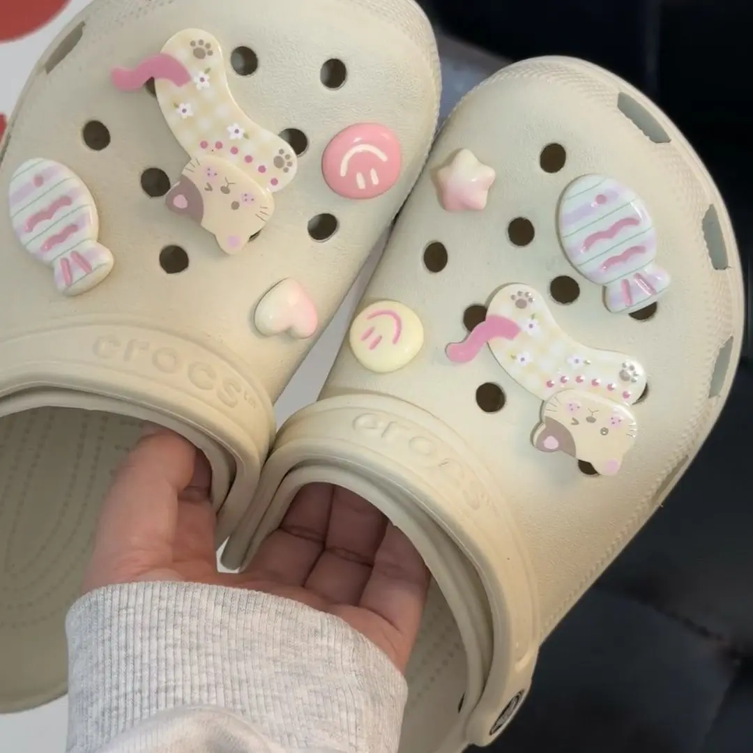 Aksesori hiasan sepatu sandal motif kucing lucu dan ikan kecil dengan berbagai kombinasi, Ciptakan sepatu sandal yang unik dan berbeda dari yang lain.