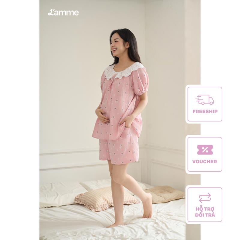[L'AMME] Bộ mặc nhà bộ ngủ bầu SOLIE gồm áo cộc tay và quần đùi, thiết kế cách điệu trẻ trung với họa tiết kẻ và cổ phối ren, chất liệu đũi nhẹ thoáng mát, có khóa kéo chìm tiện lợi cho mẹ bầu mặc sau sinh set đồ bầu