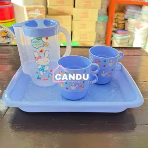 SET TEKO TAKAR SAIGON 950ML + 4 CANGKIR & NAMPAN CHERIN | TEKO PLASTIK | TEKO PIKNIK | WATER JUG | POCI | TEKO PLASTIK | TEKO TAKAR | TEMPAT AIR MINUM ANAK Di Kost