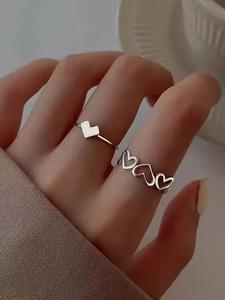 Conjunto de 2 anillos con corazón hueco, aptos para hombres y mujeres; un conjunto de dos anillos abiertos en forma de corazón plateado, con diseño abierto ajustable único, perfecto para parejas e ideal como regalo entre amigos.