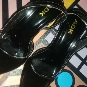 Adeka Darel Heels Basic 5 cm Glamour Sepatu Hak Wanita Hitam Cocok untuk Acara Pesta & Formal Bahan Sintetis Elegan