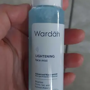 WARDAH BB Tint Lightening Fresh BB Tint 15ml - Base Makeup Super Ringan yang Diformulasikan dengan SPF 32 PA+++ dan Serum Niacinamide Untuk Hasil Makeup Flawless dan Cerah - Foundation - Tahan Air & Keringat - Tahan Lama- Makeup