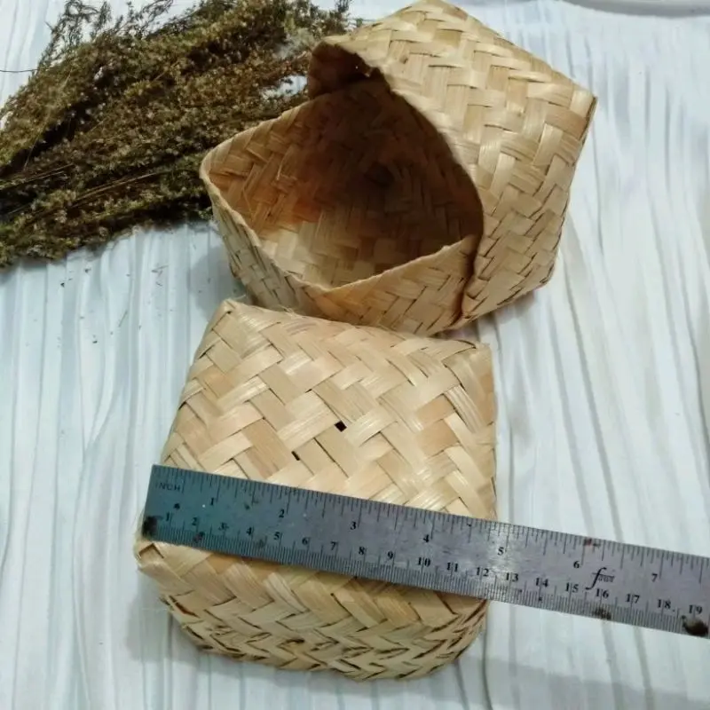 Bakul nasi terbuat dari anyaman bambu untuk menyimpan nasi 3
