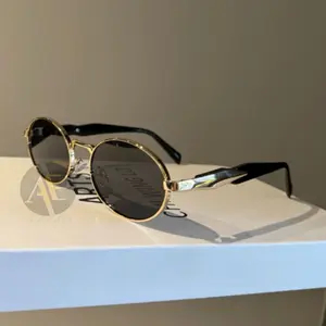 Kacamata Hitam Vintage Frame Logam Metal Nyaman dipakai Anti UV Sinar Matahari dengan Desain Elegan dan Fungsional Eyewear Glasses