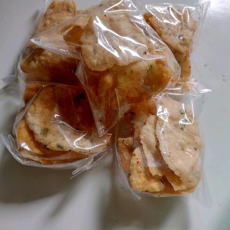 CEMILAN KERIPIK '"SISTIK BATIK" ENAK&GURIH,kemasan 1 pack isi 10 bungkus ,cocokuntuk di jual lagi di warungan atau intuk konsumsi sendiri, berat kemasan 1pack -+150 gr. Snack Kripik Asin Makanan Camilan Pedas Manis 1