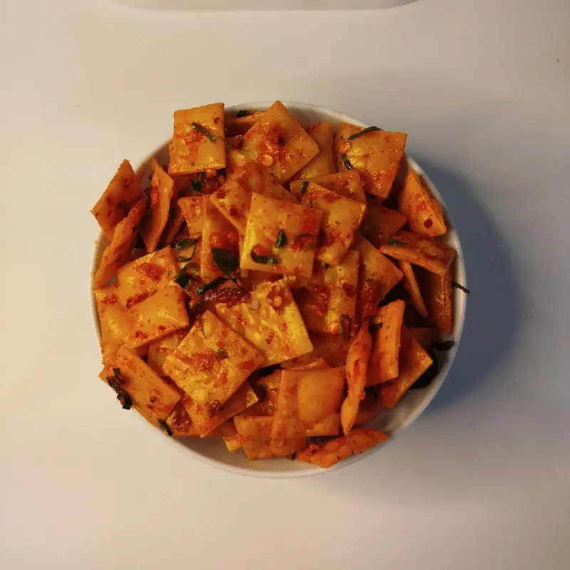 (1 kg) Kulit pangsit kering / pangsit kriuk / olahan kulit pangsit goreng original pedas Daun jeruk balado / keripik pedas / cemilan pedas idul fitri 3