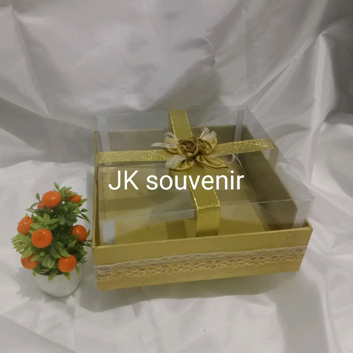 kotak kue kotak bingkisan kotak seserahan renda mika pita+ bunga tengah 25*25*10 gold
