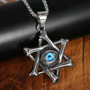 Kalung Pria dengan Gantungan Mata Biru dan Desain Tulang Unik untuk Tampilan Gaya