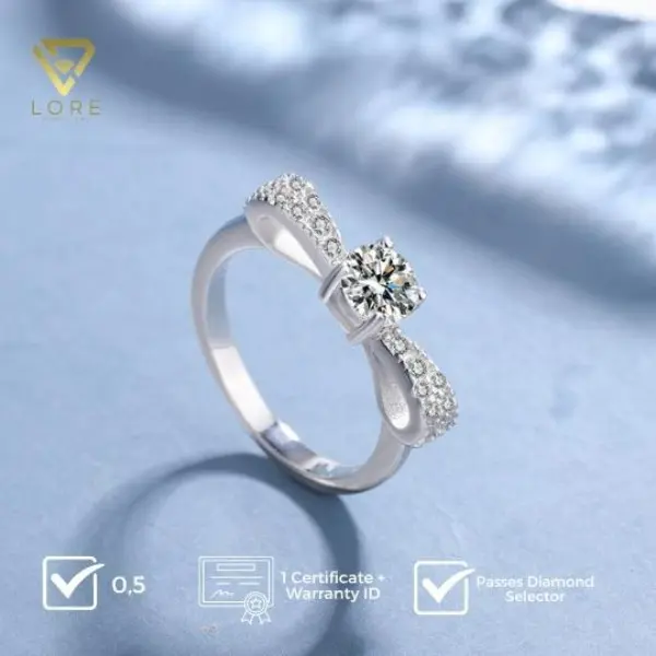 Lore Jewellery - Cincin Moissanite Lapis Emas Putih 18K - Silver Ribbon Moissanite Ring 0.58 CT
