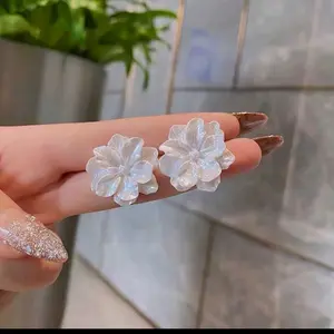 anting bunga akrilik white flower acrylic stud earrings jan313