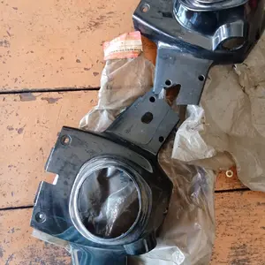 Batok Lampu Depan Bawah Suzuki RC 100 Bravo Spirit Dll.Original SGP Suzuki Genuine Part.Warna Hitam.New Old Stock.Baru Stok Lama.