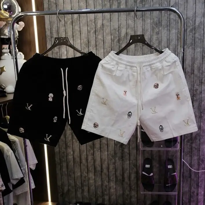 Quần short Fom Trên Gối Chất Kaki Mềm Hoạ Tiết Thêu 6D Dây Rút Năng Động Phong Cách Trẻ Trung Thoải Mái