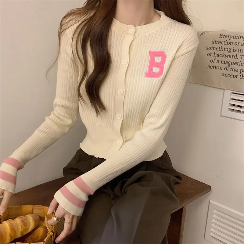 KOKO - Cardigan Rajut Logo B Lucu Wanita Panjang Knitwear Sweater Kardigan Kancing Outer Top Jaket