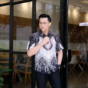 PIRAMIDA KEMEJA BATIK PRIA LENGAN PENDEK SLIMFIT LAPIS FURING BAHAN KATUN PREMIUM HALUS SOLO Nyaman Tidak Luntur Saku Depan Size S-XXL - Baju
