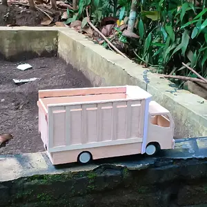 miniatur truck oleng, pintu belakang bisa dibuka tutup, gratis lampu LED