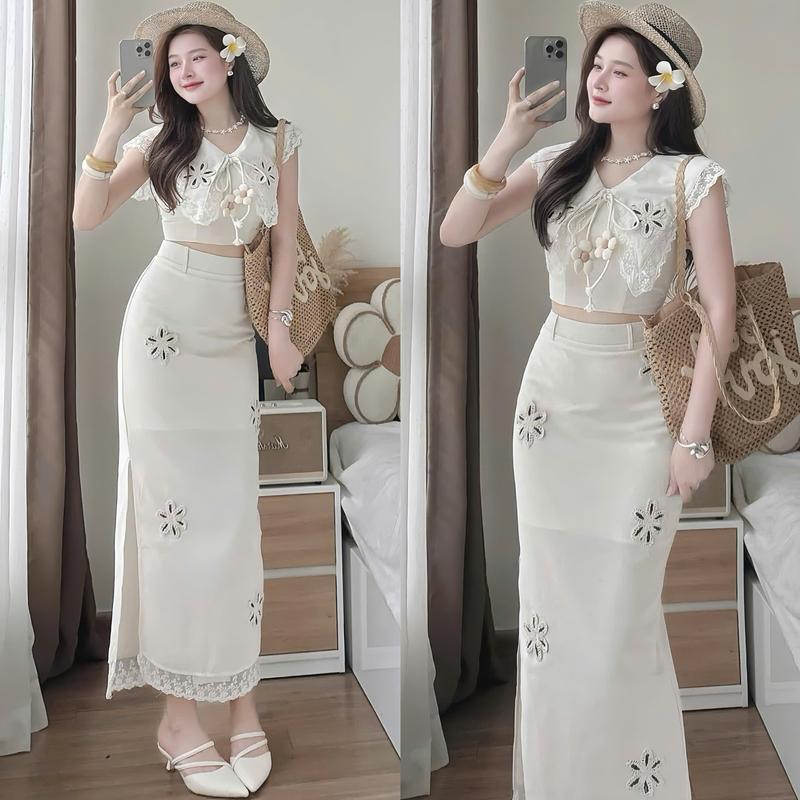 [Kèm tag hoa & dây lưng] Set đầm nữ thiết kế EMME T3222 2 món gồm áo cổ bèo phối viền ren đính hoa thêu mix chân váy ôm suông xẻ tà 1 bên dáng dài cách điệu VD- THANH TỰ