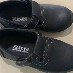 Sepatu safety perempuan safety cewek terlaris anti licin tahan air keselamatan kerja pabrik pom kantor Shoes Shoes Wanita