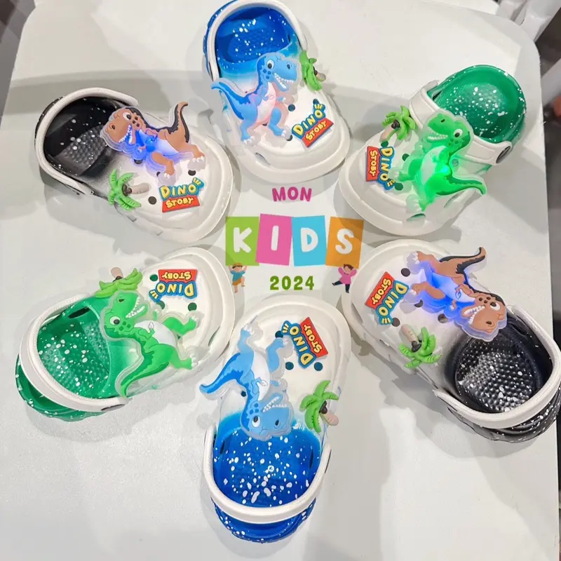FOM NHỎ (CÓ ĐÈN) Dép sục Khủng Long vẩy sơn có đèn mềm nhẹ êm chân cho bé Dino Story siêu đẹp MONKIDS-2024 0