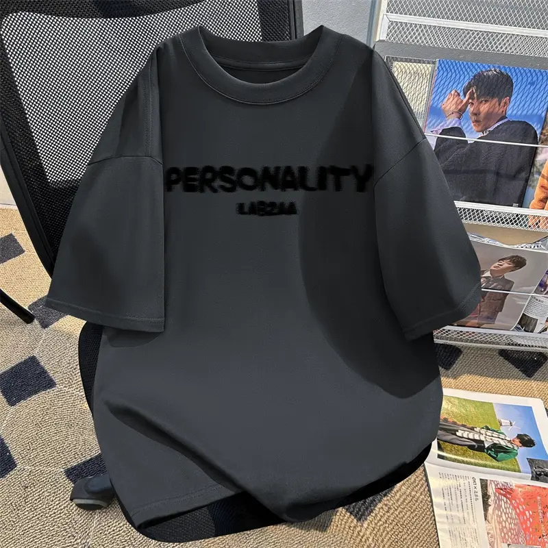 Kaos lengan pendek pria monogram abu-abu gelap khusus pria kaos laki laki kaos cowok murah oversize pria kaos kerah atasan