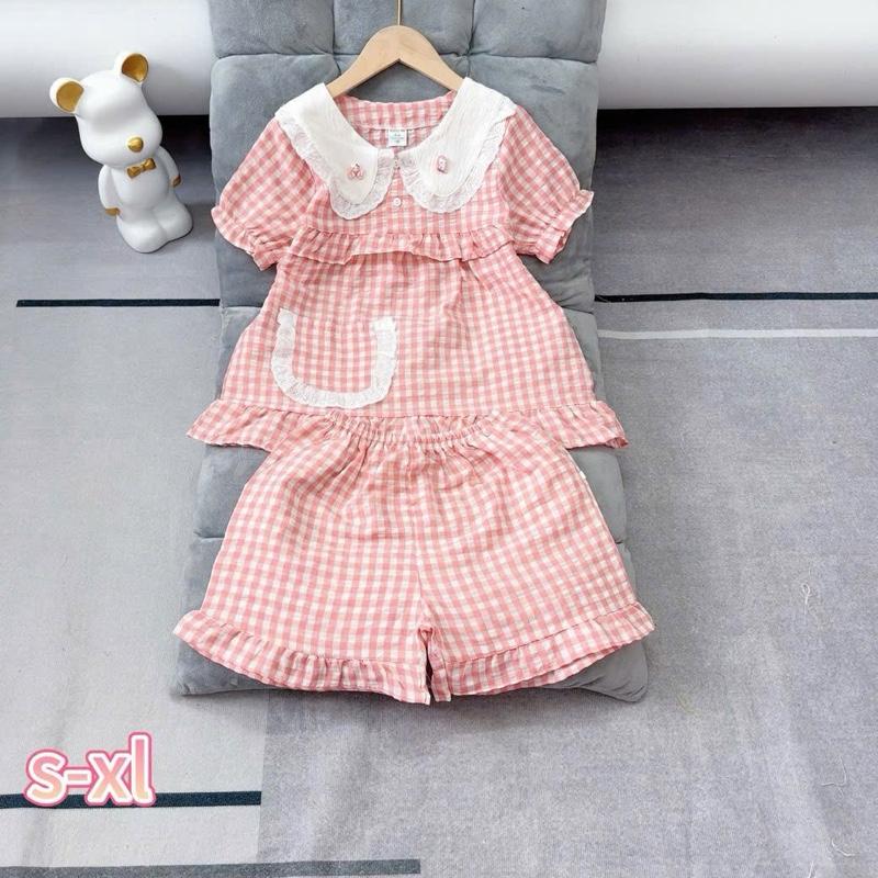   23-48kg .Đồ bộ mặc nhà quần đùi áo tay phồng cổ bèo ren tiểu thư.Bộ đồ cho bé chất liệu ĐŨI THÔ XỐP kẻ caro dáng baby doll dễ thương.Bộ cài nút thoáng mát. 