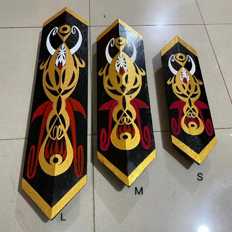 Tameng atau perisai kayu warna dan ukir 1