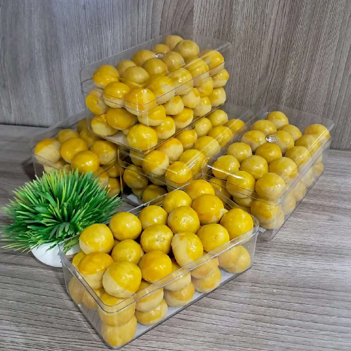 Nastar Klasik Lumer dan Lembut tersedia dalam kemasan 400g dan 200g. dikemas dengan food grade vacuum sealer + kardus